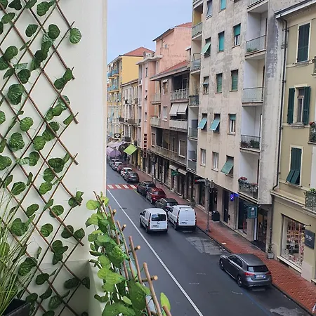 La Roja Grand Luxury 3 Bedrooms Апартаменты