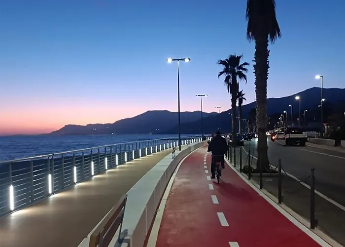 La Roja Grand Luxury 3 Bedrooms Апартаменты *